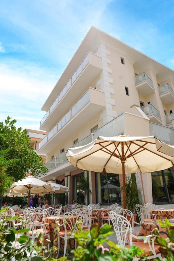 Hotel Pineta ベラーリア・イジェア・マリーナ エクステリア 写真