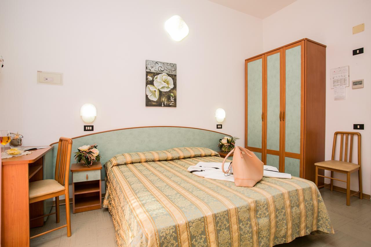 Hotel Pineta ベラーリア・イジェア・マリーナ エクステリア 写真